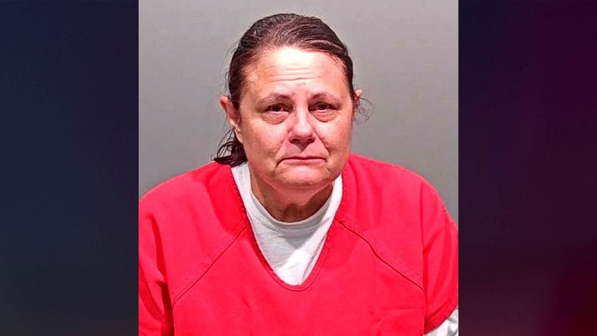 Madre enfrenta cargos de asesinato tras la muerte por alcohol de su hija adolescente en Colorado