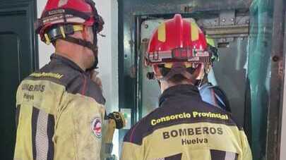 Momentos de tensión en Matalascañas: un matrimonio queda atrapado en un ascensor