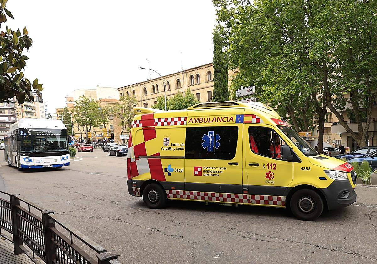 Menor de 17 años resulta herida de gravedad tras caer desde un segundo piso en Salamanca