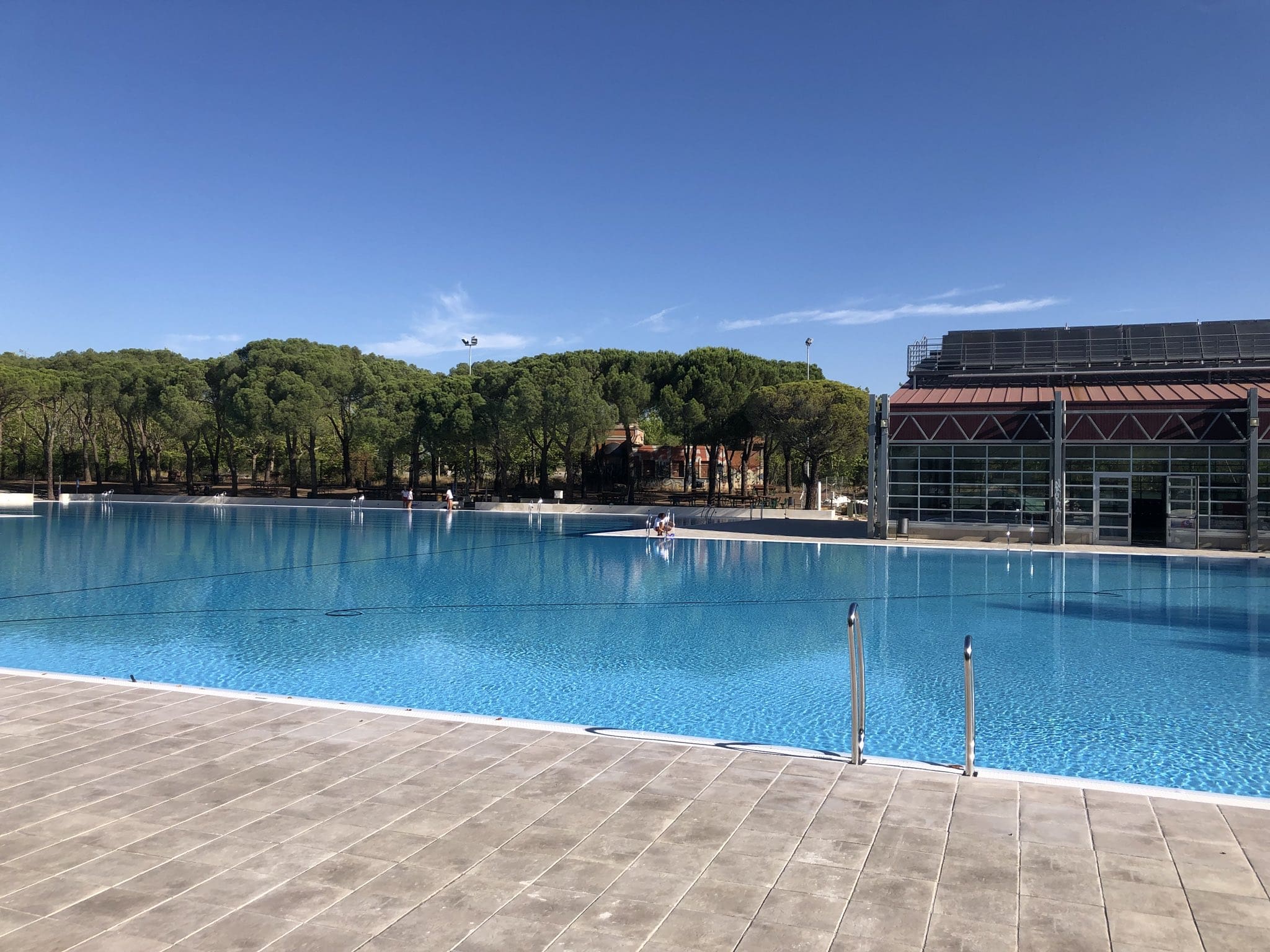 Menores agreden sexualmente a niñas en piscina municipal de Puente de Vallecas