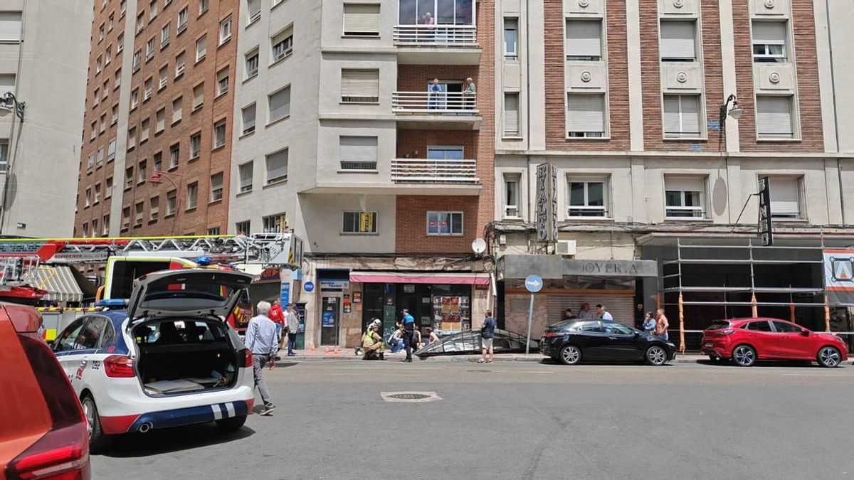 El cartel de un establecimiento de la avenida República Argentina de León se ha caído y ha golpeado a una mujer.