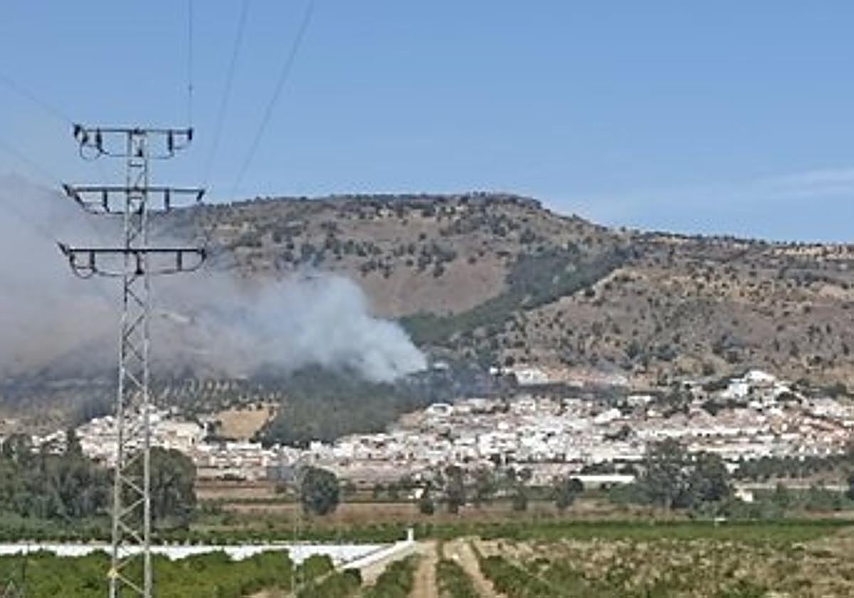 Controlado el incendio forestal declardo en Pizarra, en el paraje Raja Ancha
