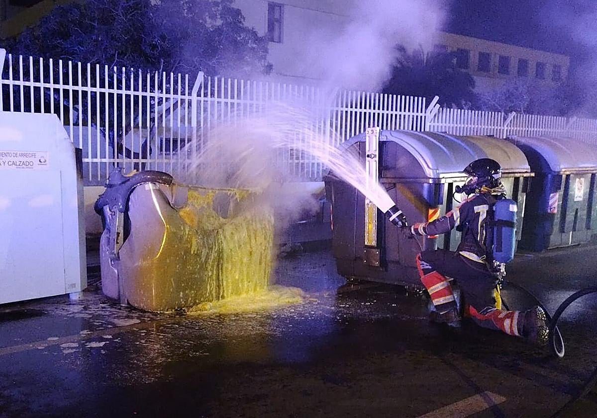 13 contenedores y un coche quemados en varios incendios en las calles de Arrecife