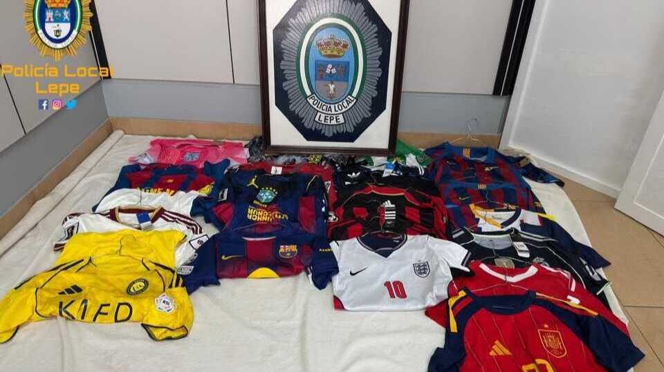 Golpe a la venta ilegal en La Antilla: retiran camisetas de fútbol y más de 250 artículos