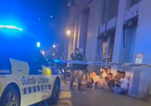 Pelea tumultuaria en el Raval de Barcelona deja cuatro detenidos y daños en un establecimiento