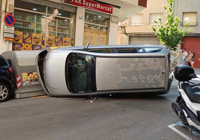 Persecución en Vilafranca del Penedès: coche robado acaba volcado con dos detenidos