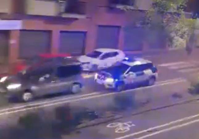 Persecución policial en Manlleu: joven provoca caos y hiere a dos agentes tras chocar contra coche patrulla