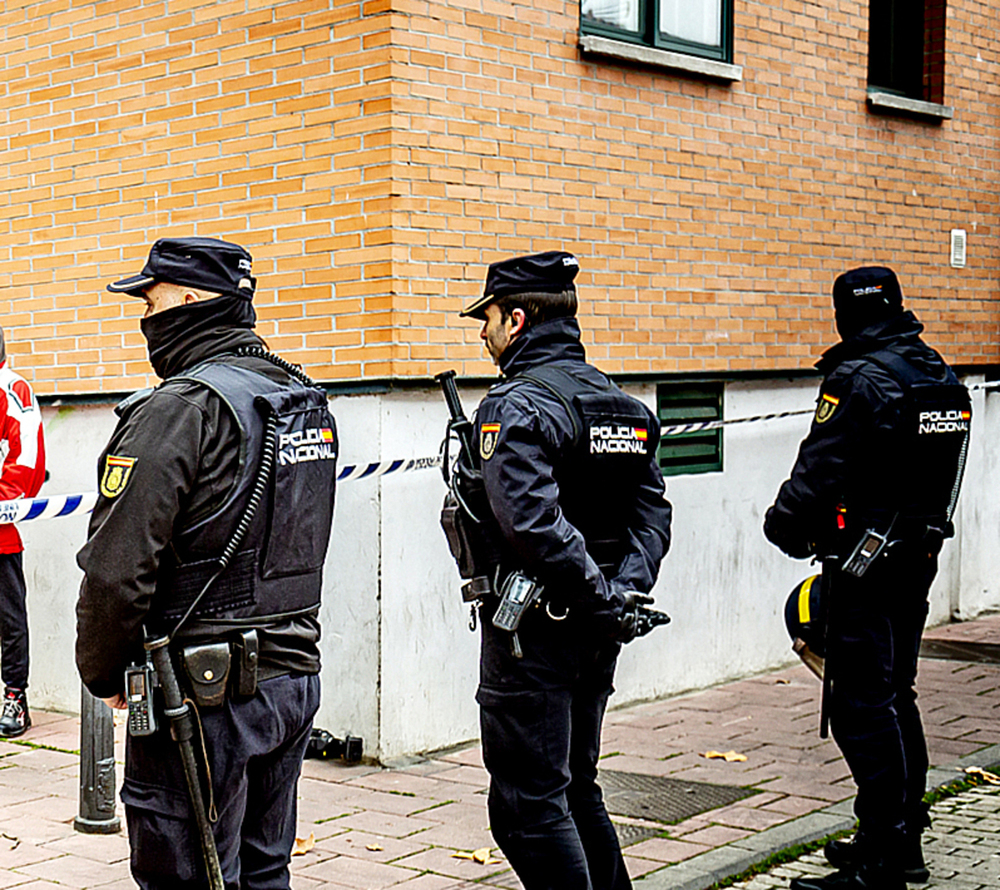 Diez policías sufren agresiones en 2 incidentes casi seguidos
