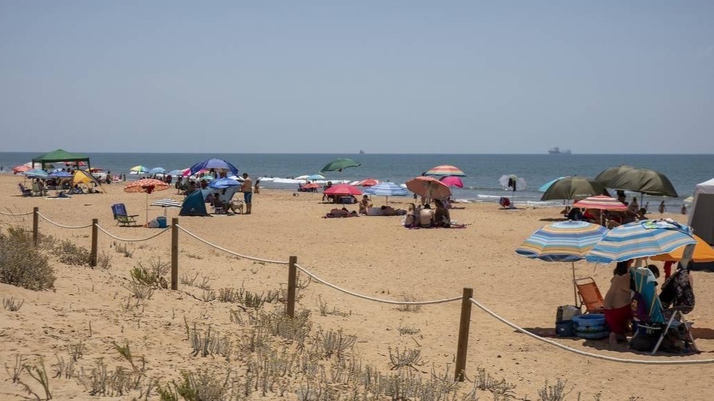 Jugar a la pelota en la playa puede salir caro: multas de hasta 750 euros