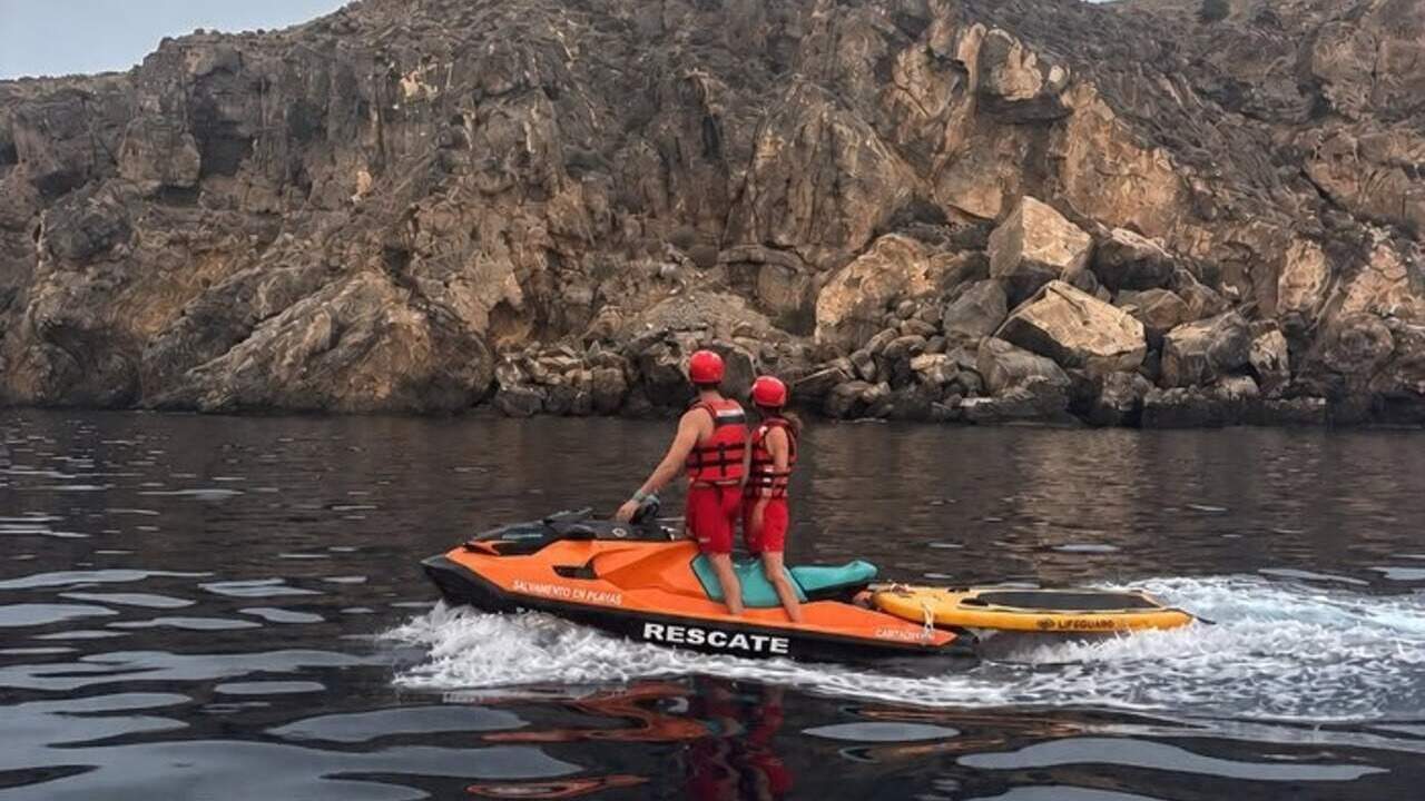 Rescatan a dos personas y a su  perro cuando practicaban paddle surf frente a Isla Plana