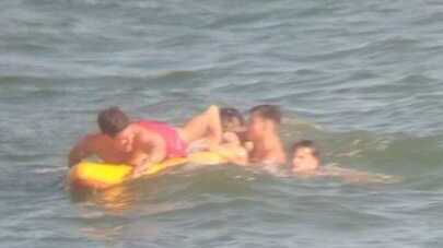 Tres menores rescatados tras ser arrastrados por una fuerte corriente en la playa de Isla Cristina