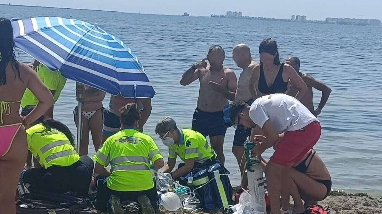 Rescatan inconsciente a un bañista de 83 años en Santiago de la Ribera