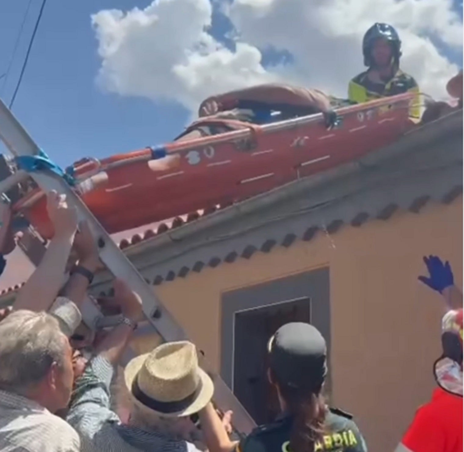 Rescatan a vecino herido tras caída en tejado de una casa en Cipérez, Salamanca.