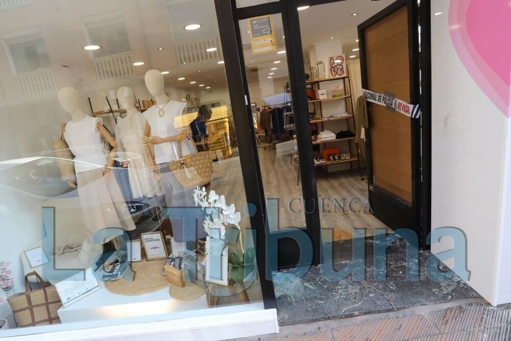 Roban en la tienda de moda femenina Amoremio con método de alunizaje manual con tapa de alcantarilla