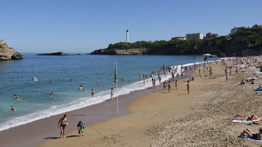 Servicios de rescate buscan a dos personas tras derrumbe de acantilado en Biarritz