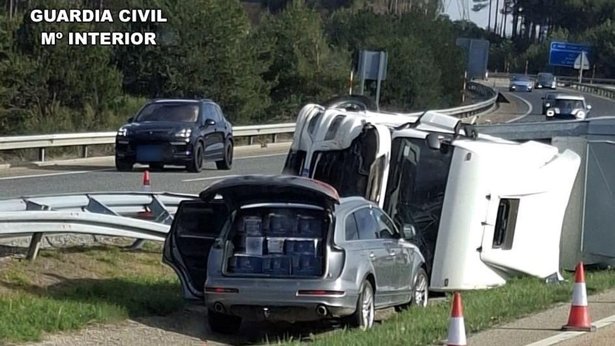 Uno de los vehículos repleto de la mercancía del camión accidentado que fue robada.
