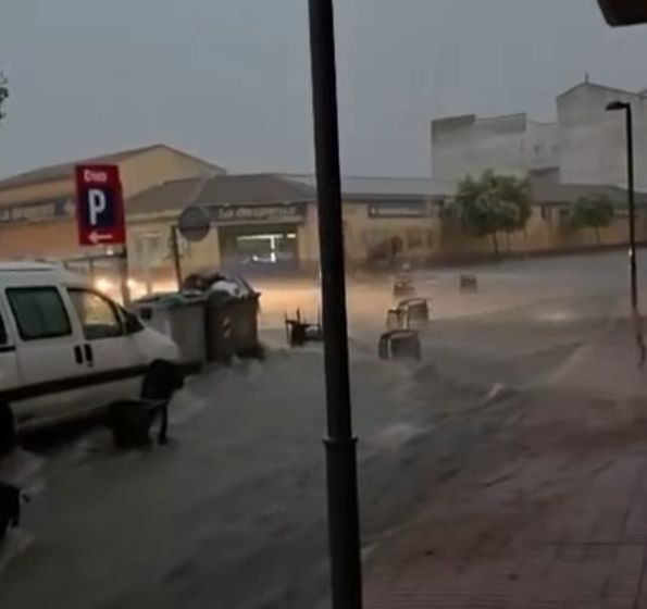 Tormentas eléctricas desatan caos en Ciudad Real: Trombas de agua arrastran objetos en Puertollano y comarca
