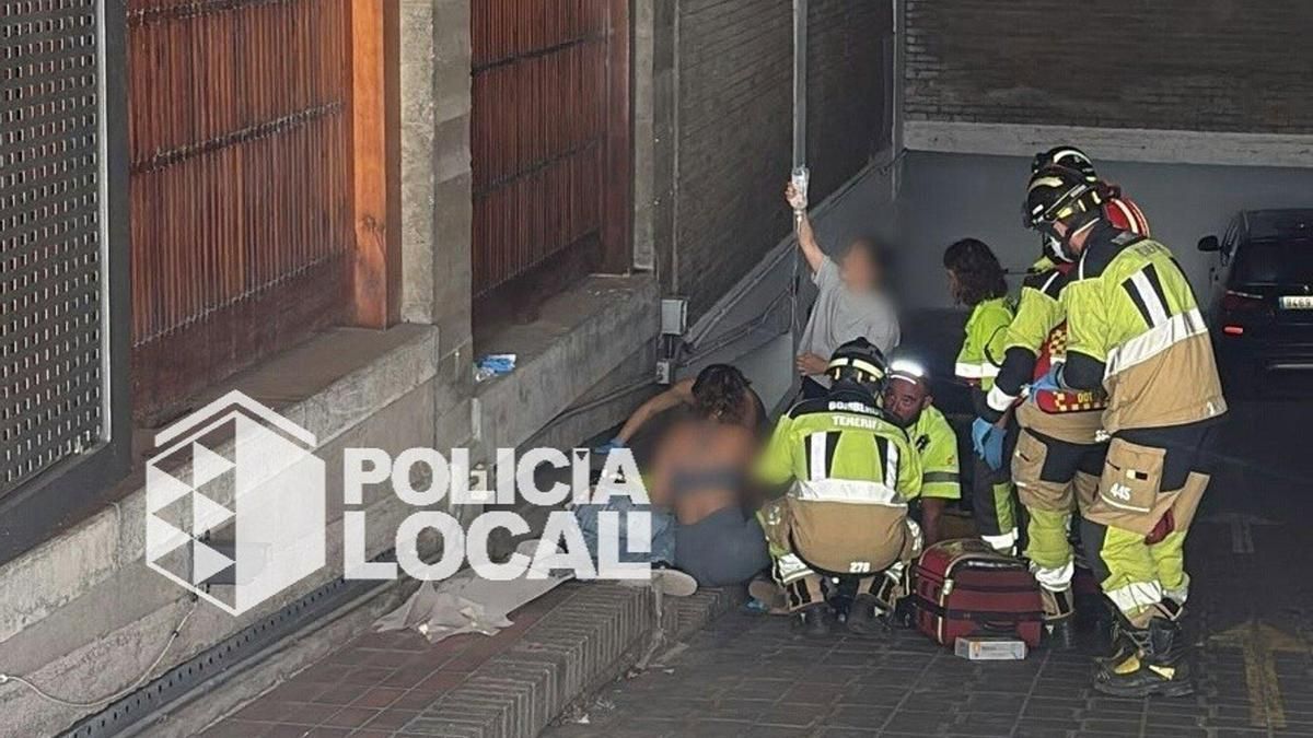 El trabajador, siendo atendido en el lugar del accidente.