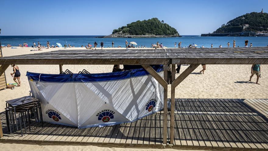 Fallece una mujer en la playa de Ondarreta de Donostia