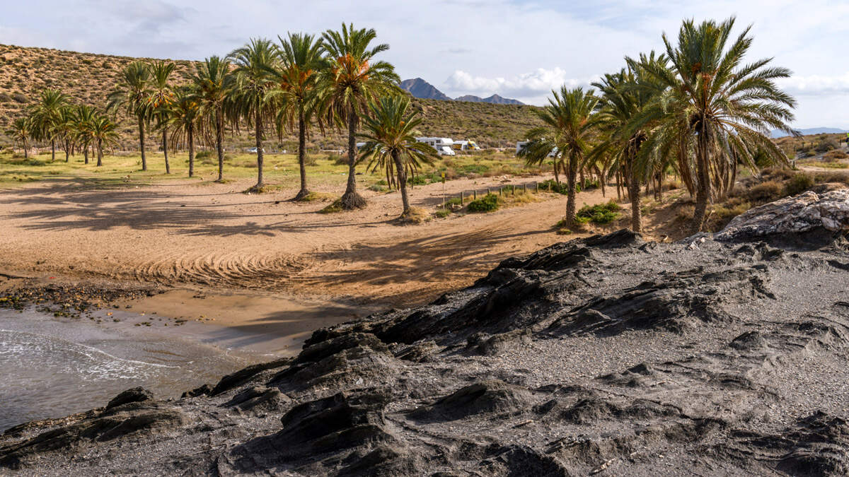 Muere un joven de 25 años tras golpearse contra unas rocas en una playa de Mazarrón