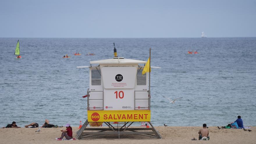 Un menor muere y dos quedan en estado crítico por ahogamiento en una playa de Tarragona