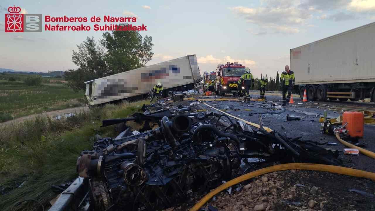 Tragedia en Navarra: muere el conductor de un camión tras saltarse la mediana y chocar contra otro