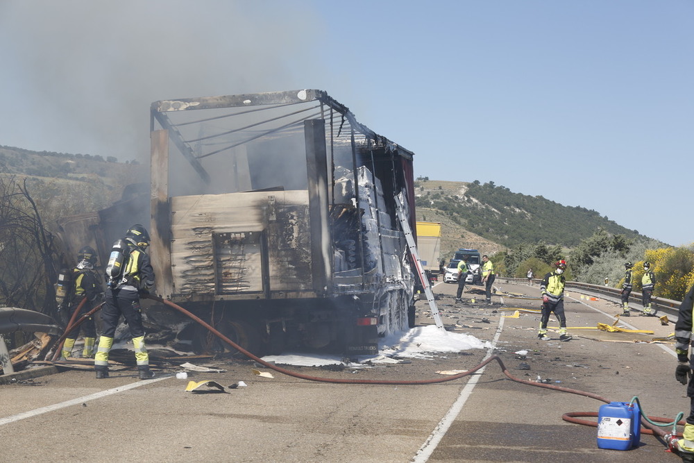 Trágico accidente en la N-122: Dos camioneros fallecen en colisión frontal en Quintanilla de Arriba