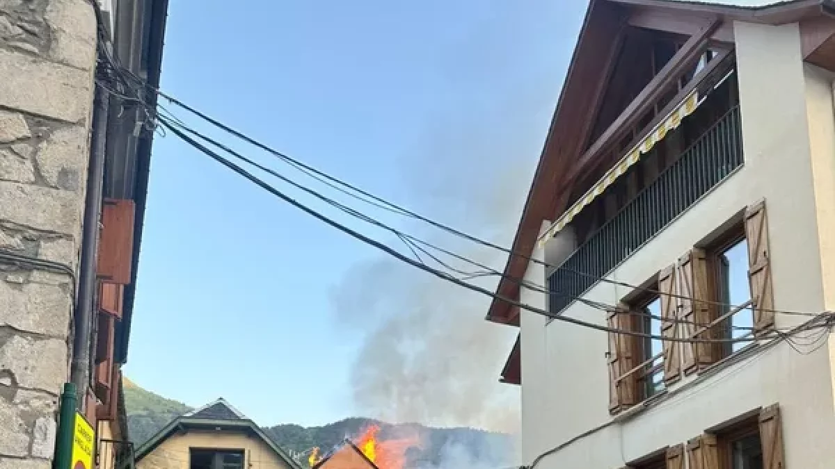 Un hombre fallece al incendiarse el edificio de viviendas en el que residía en Vielha