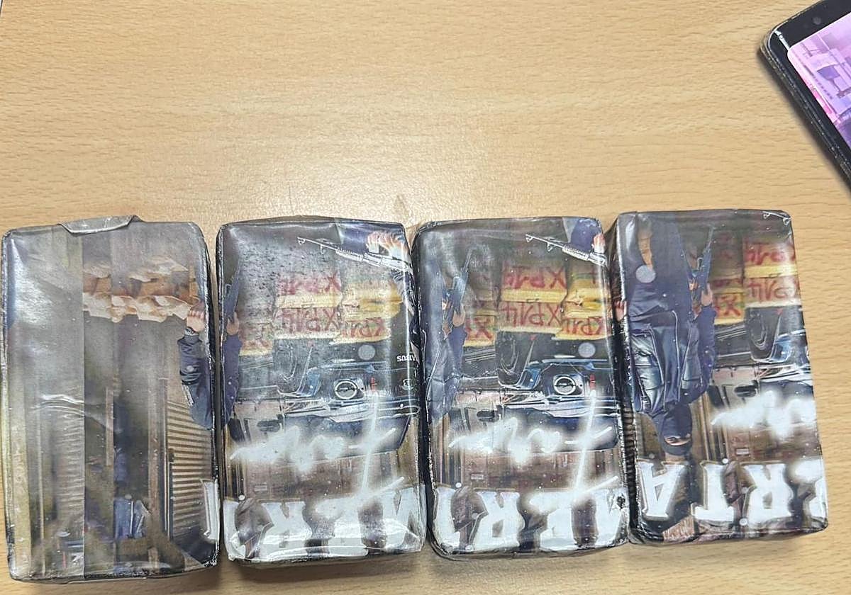 La policía los paró por llevar un faro fundido en Las Palmas de Gran Canaria y los detuvo por posesión de drogas