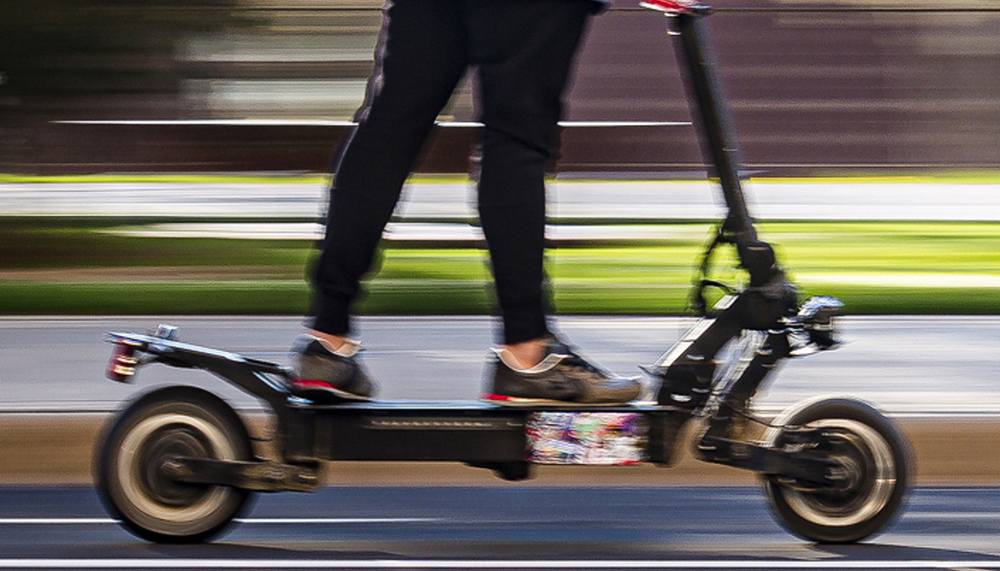Roban a base de puñetazos un patinete eléctrico