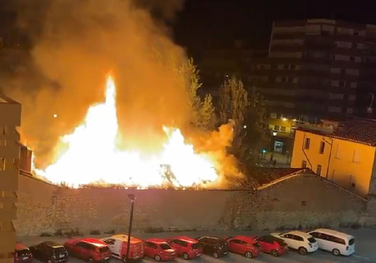 Un incendio arrasa una nave y viviendas abandonadas en Burgos capital
