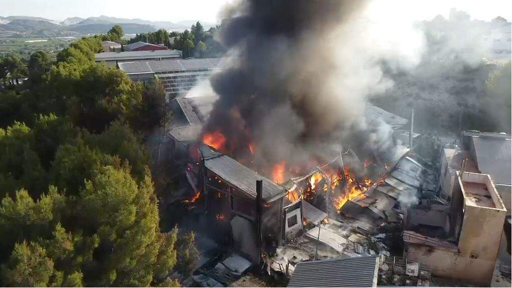 Arde de madrugada una fábrica de productos químicos en Cehegín