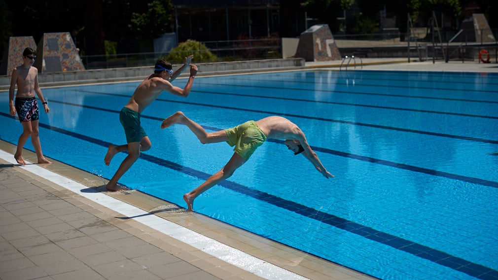 Un niño sufre un susto en las piscinas de Arguedas y es auxiliado rápidamente