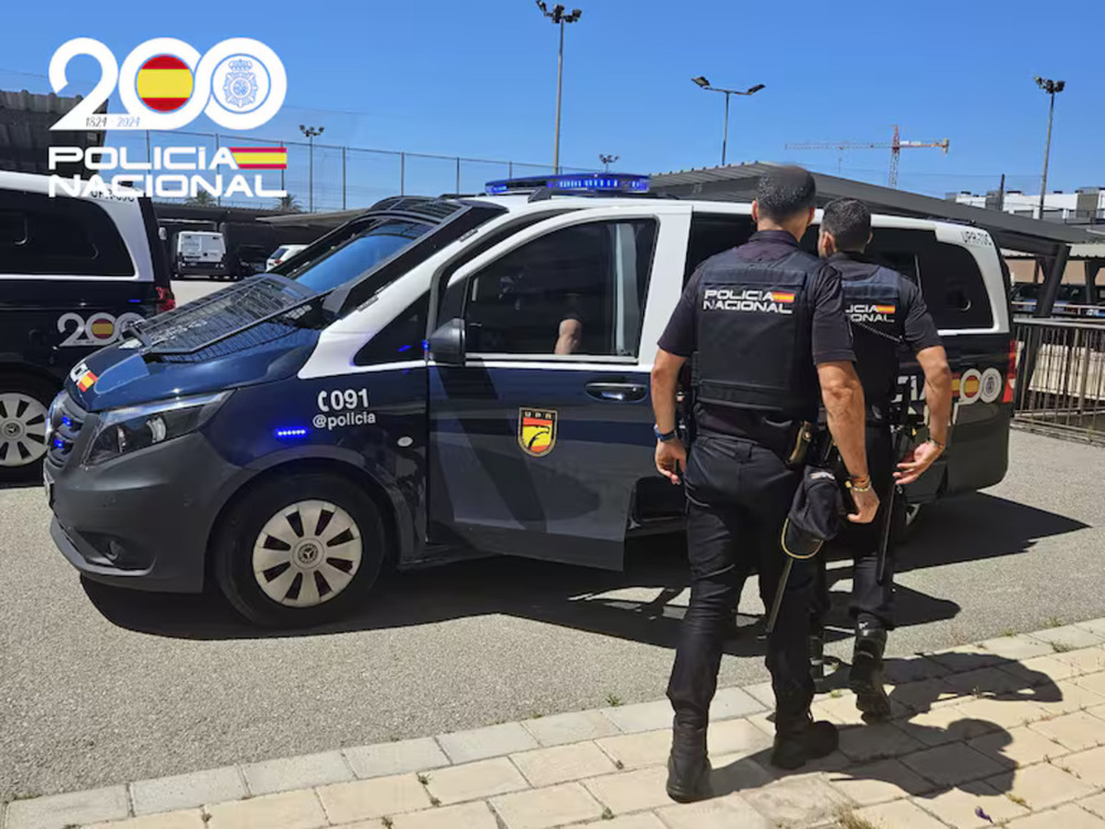 Agrede a una mujer al grito de "rojos de mierda"