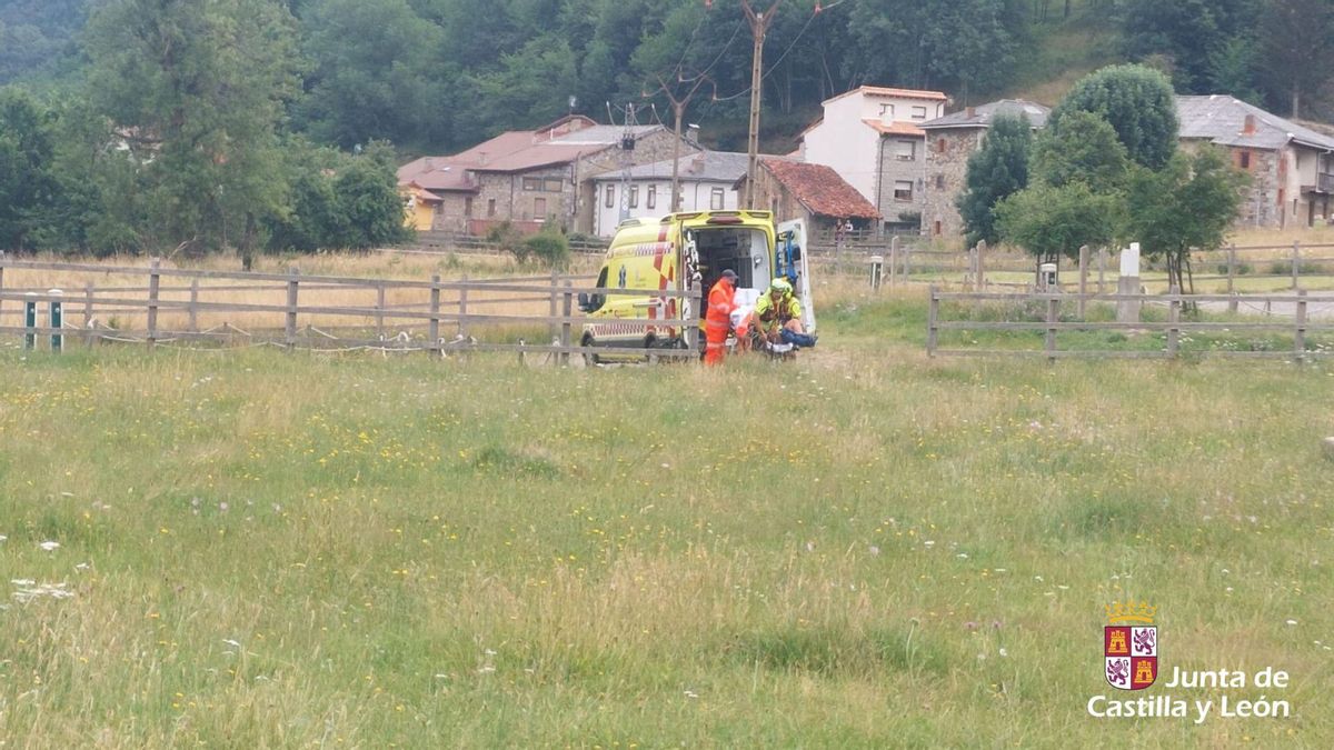 Una lesión de rodilla obliga a evacuar en helicóptero a una montañera de Collado Jermoso en Picos de Europa.