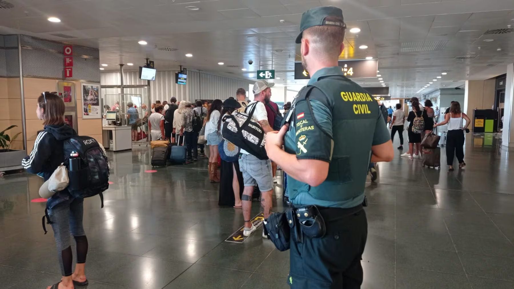 «Era como Hulk»: la irlandesa detenida en el aeropuerto de Palma iba drogada y dejó a un guardia civil con un dedo roto