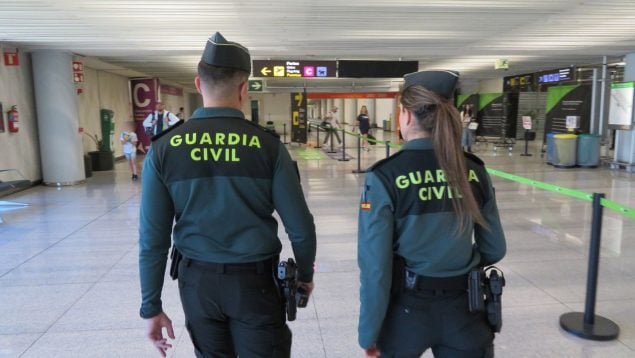 Una irlandesa enloquecida se lía a guantazos con cuatro guardias civiles en el aeropuerto de Palma y destroza un coche patrulla