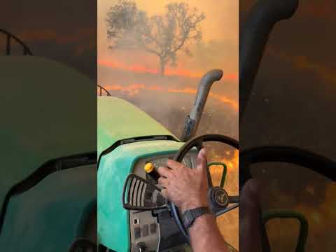 "El pueblo salva al pueblo": un onubense sale con su tractor para ayudar en el incendio