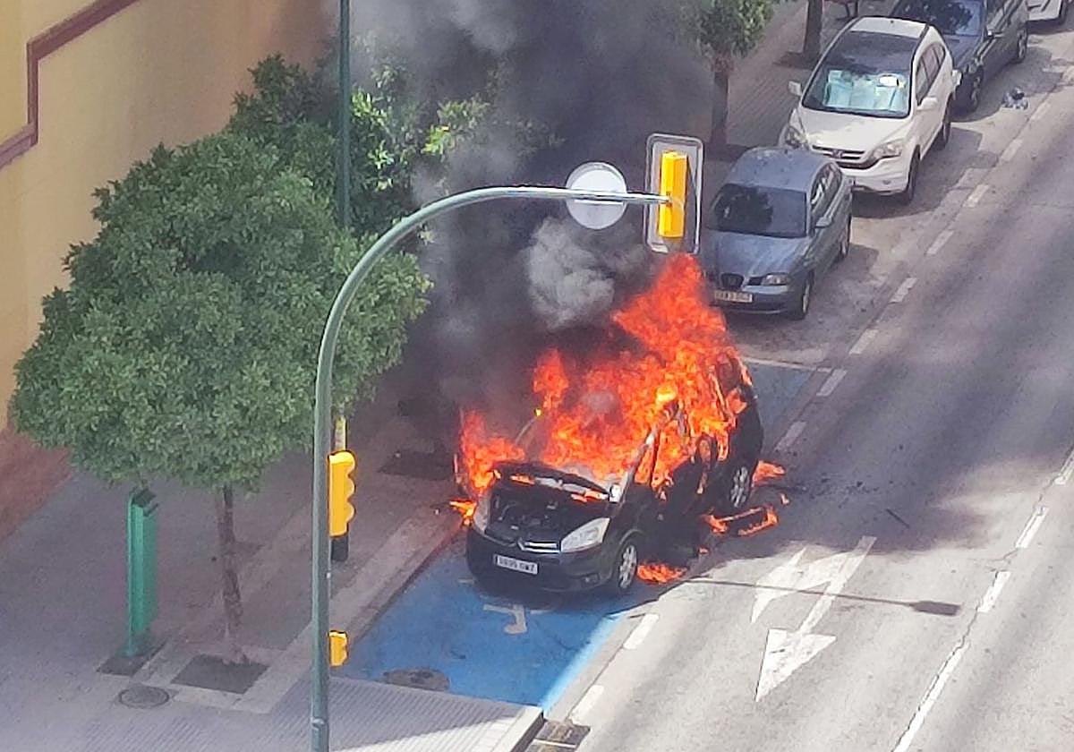 «Pequeñas explosiones» de un coche incendiado sobresaltan a los vecinos de Cristo de la Epidemia