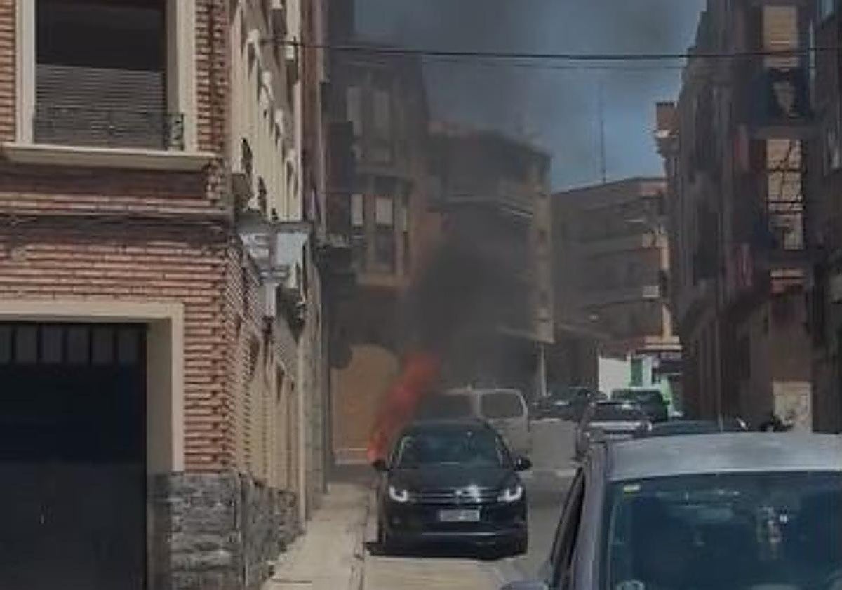 El fuego calcina por completo un vehículo en la Puerta Tudela de Alfaro