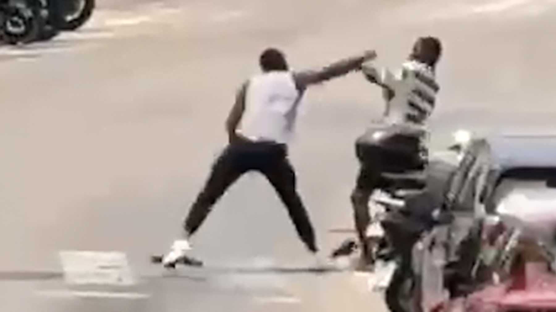 Una salvaje pelea entre dos colombianos de bandas rivales desata el pánico en las calles de Menorca