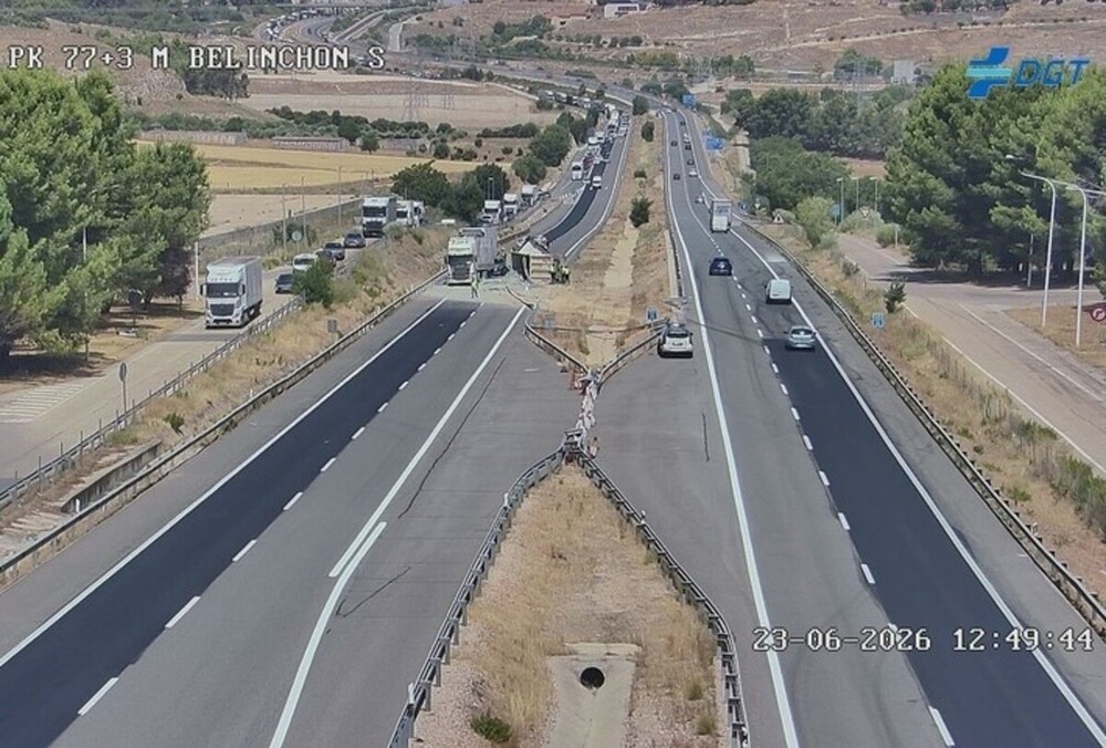Corte en la A-3 por el vuelco de un camión en Belinchón