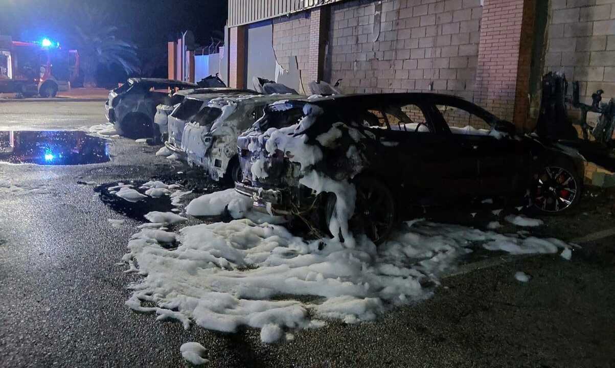 Incendio en localidad isleña deja cinco coches calcinados sin heridos
