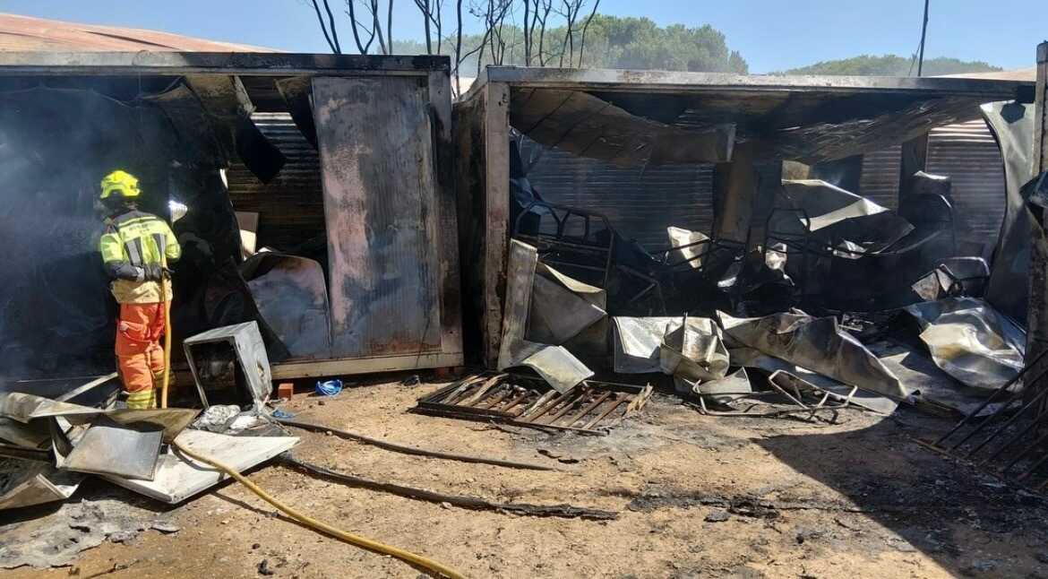 Importante despliegue de bomberos en Cartaya para sofocar un incendio en una nave industrial