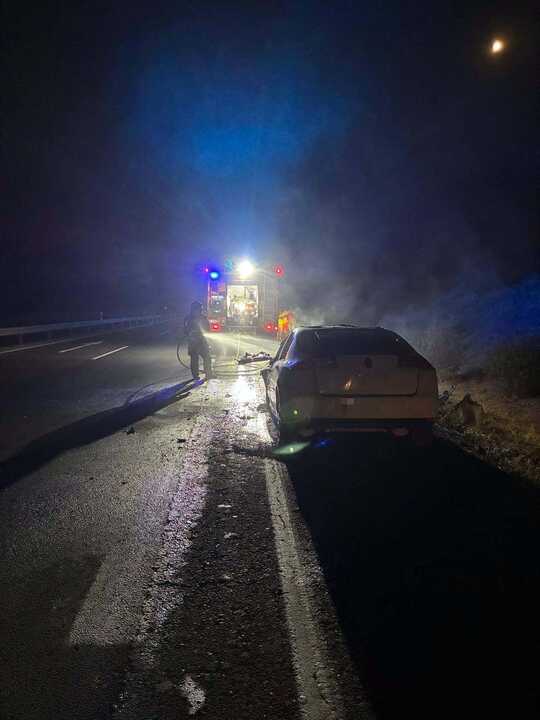 Bombero apagando el fuego del vehículo. Fuente: Sab Bomberos Huelva Provincia