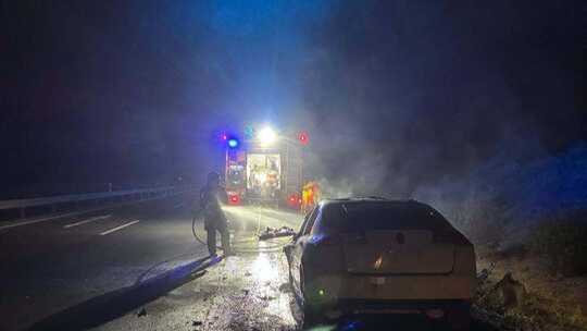 Así quedó un vehículo tras arder de madrugada en la A-483