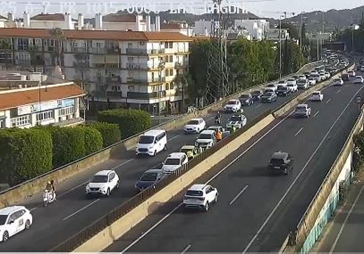 Accidente de cuatro vehículos en la A-7 provoca retenciones de hasta cinco kilómetros en Fuengirola