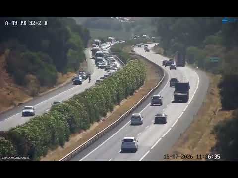 Accidente en la A-49: dos kilómetros de retenciones tras un choque entre un coche y una moto