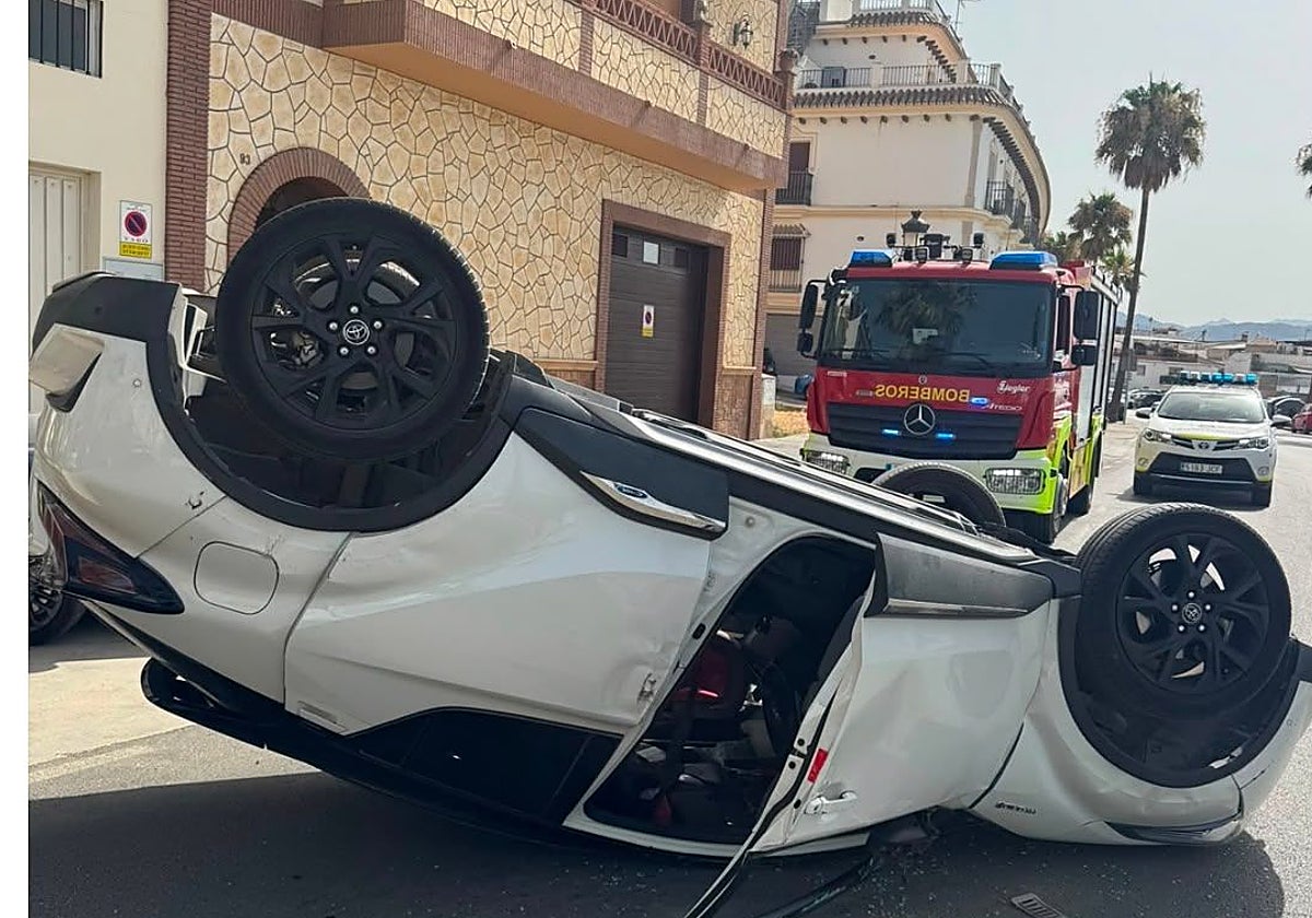 Un herido en una colisión entre dos vehículos que dejó un coche volcado bocabajo