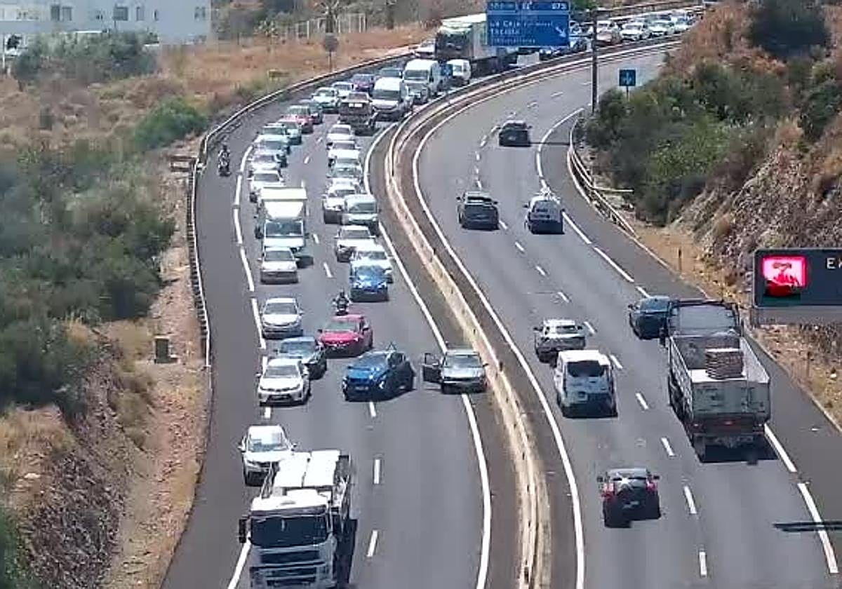 Retenciones kilométricas en la A-7 por un accidente en Rincón de la Victoria